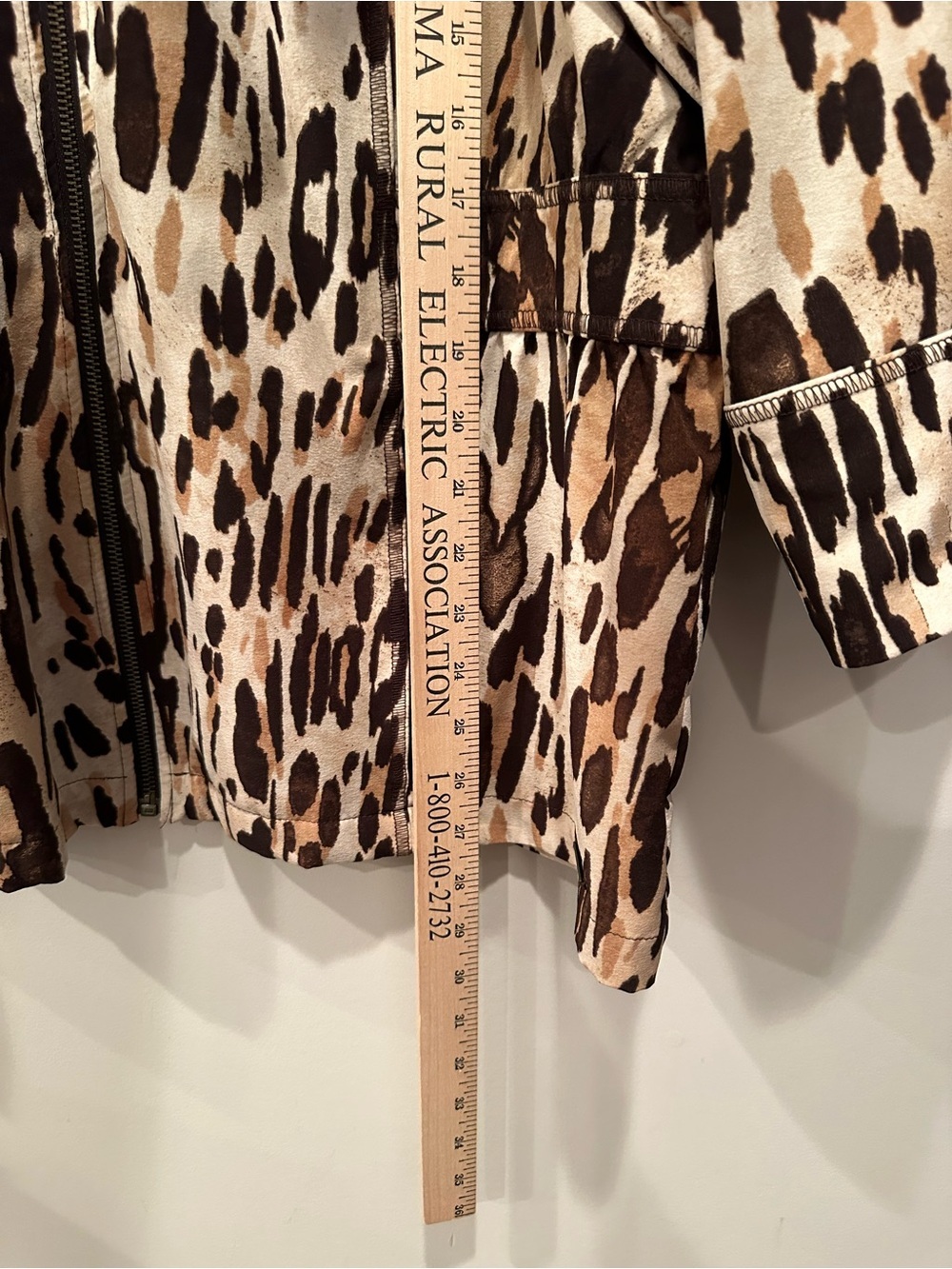 Chico’s Zenergy Leopard Print Full Zip Jacket Hip Length Pockets Sz 3 -Lg - Picture 5 of 10